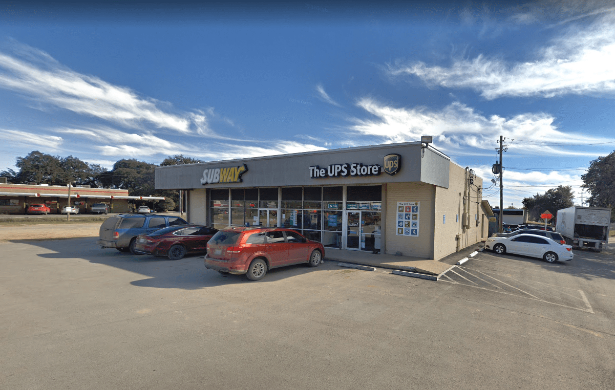 Exterior Photograph of Subway Restaurant and UPS Store in Pleasanton, Texas