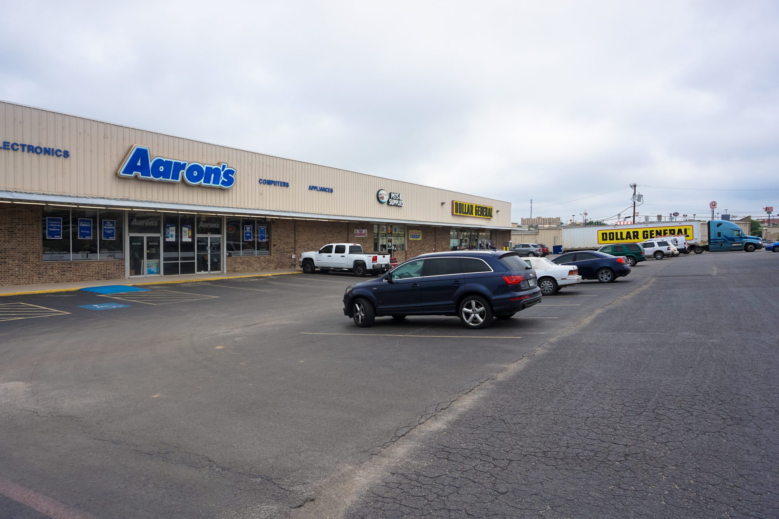 Exterior Photograph of Aaron's and Dollar General in Decatur, Texas