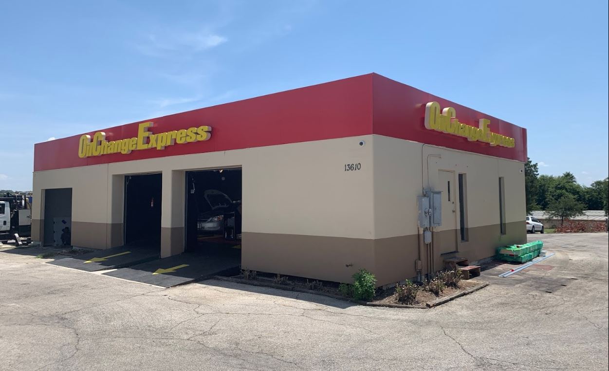 Exterior Photograph of Oil Change Express in Nacogdoches, Texas