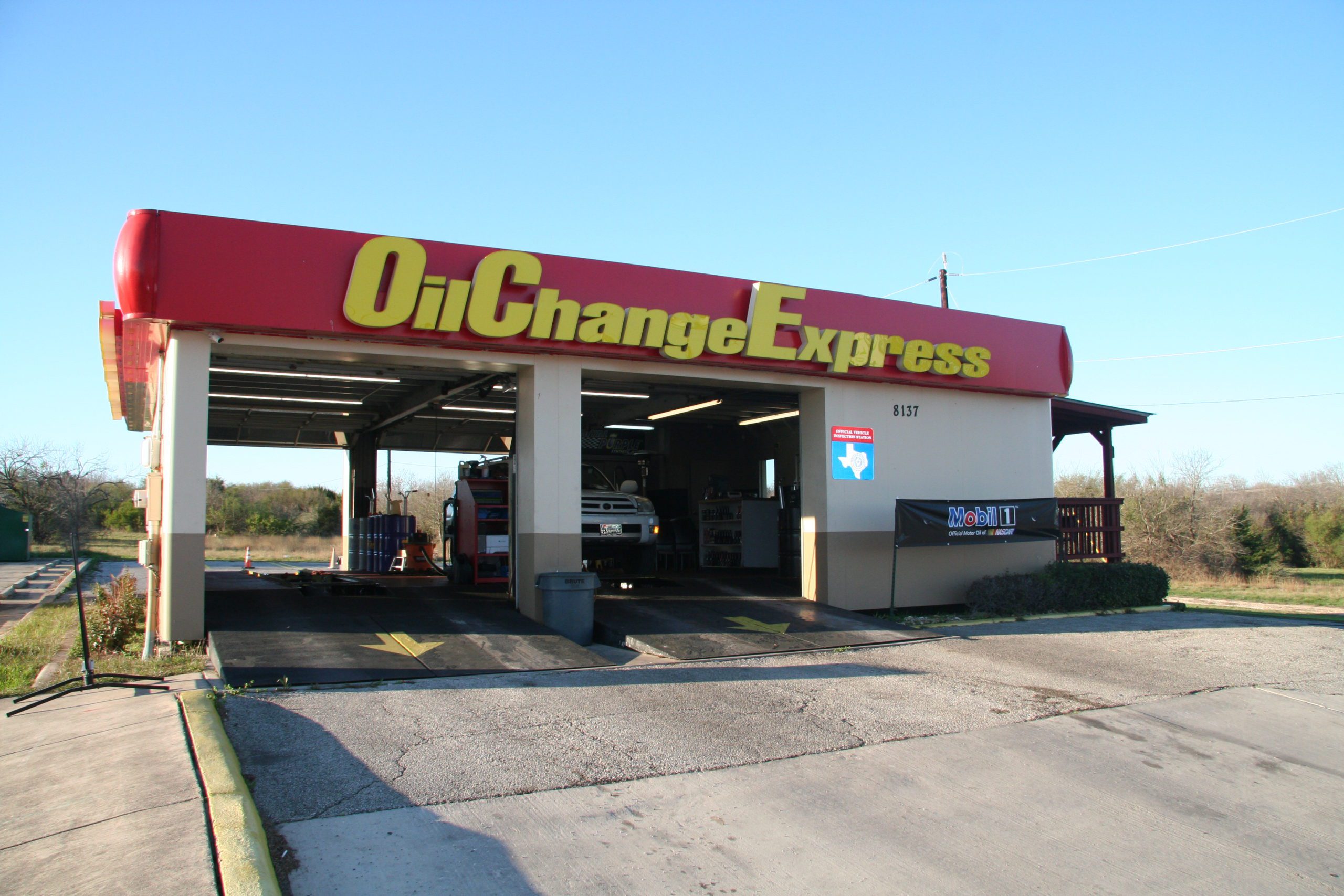 Exterior Photograph of Oil Change Express in Converse, Texas