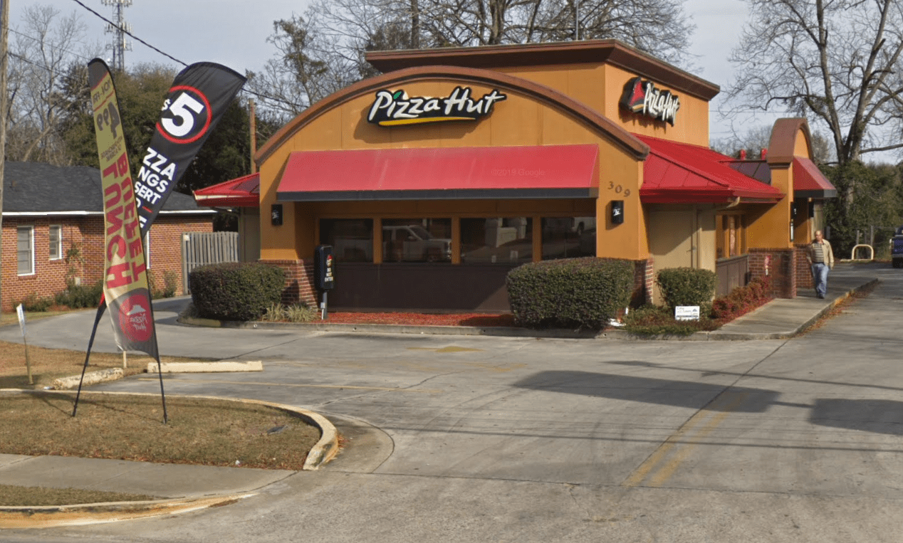 Exterior Photograph of Pizza Hut in Swainsboro, Georgia