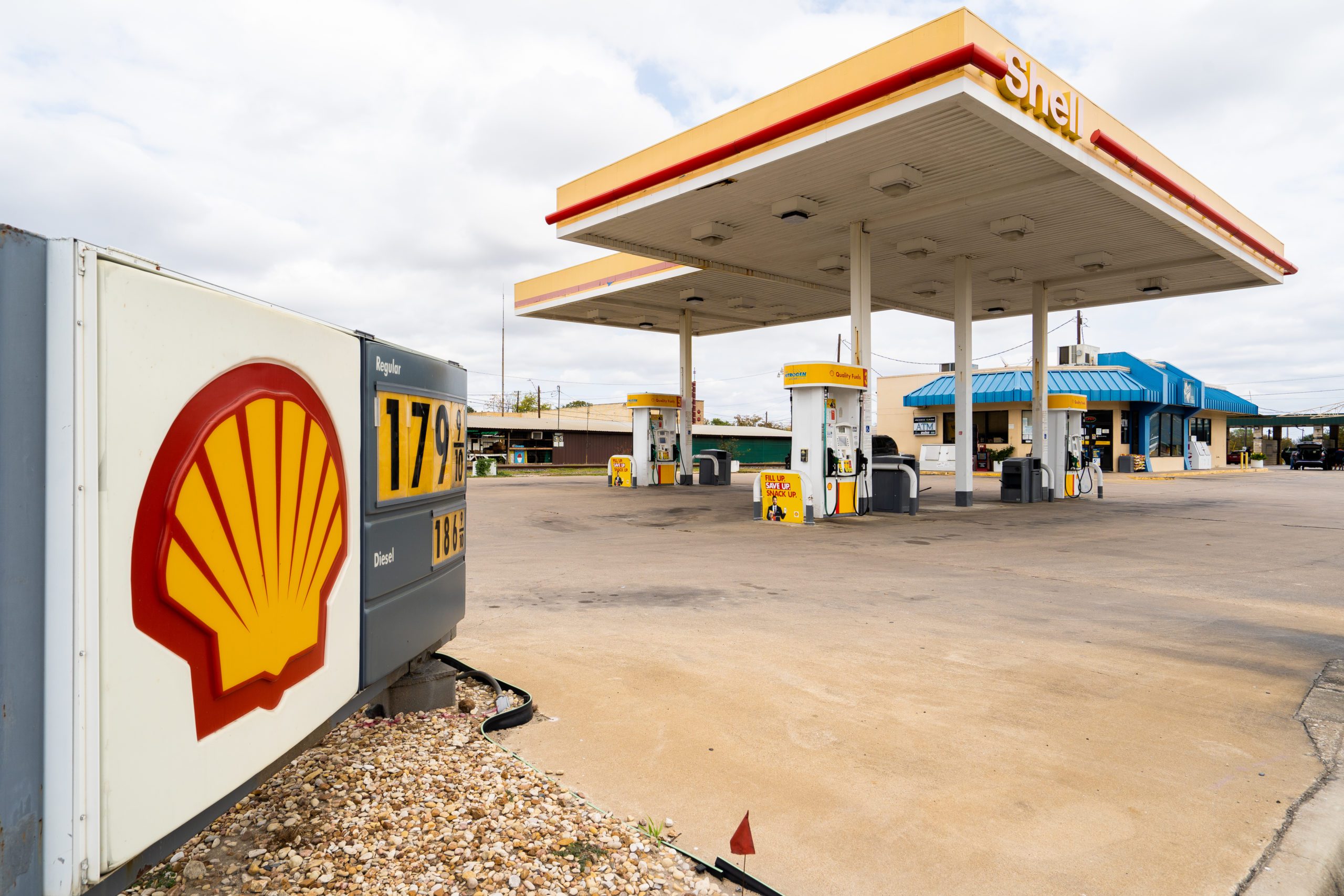 Exterior Photograph of Shell Pumps at Jud's Food Store in San Antonio, Texas